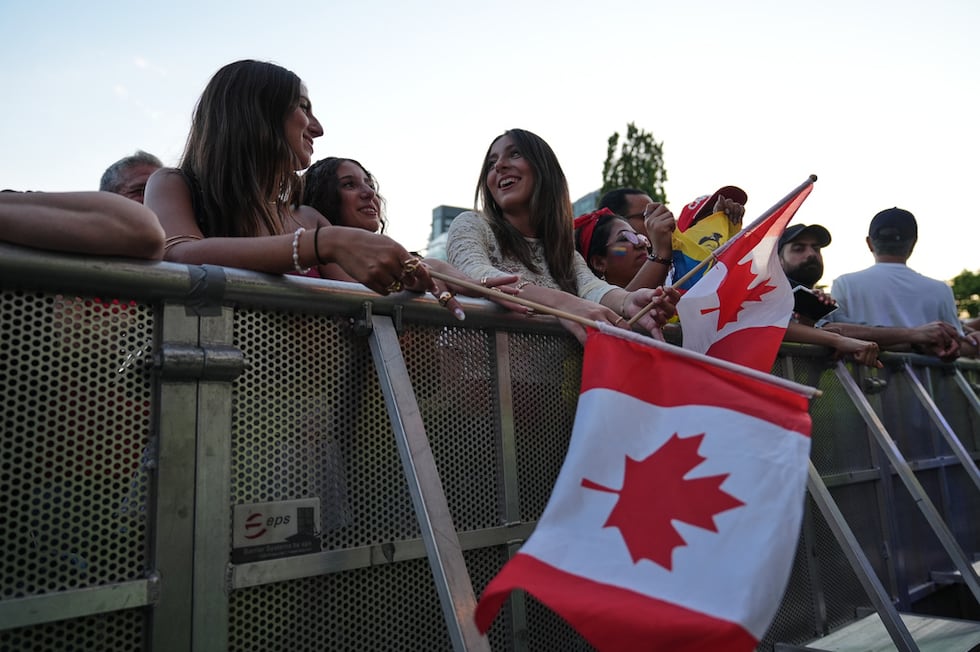 Hinchas agitan banderas de Canadá durante un concierto previo a la Copa Mundial, el miércoles...