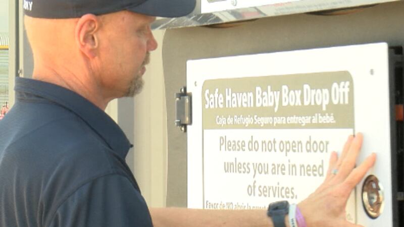 La caja para bebés está equipada con una cerradura y un sistema de regulación de temperatura...