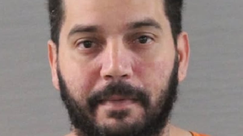 Adonay Ramírez está acusado de poner en circulación y poseer títulos falsos y falsificados de...