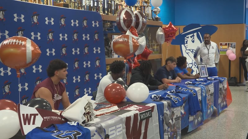 5 estudiantes de Palo Duro firman para jugar fútbol americano universitario