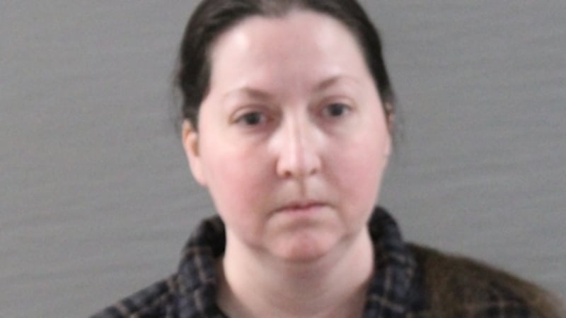 Sara Lynn Back, de 45 años, está acusada de agresión agravada con lesiones corporales graves,...