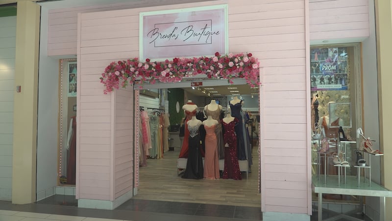 Brenda’s Boutique bendiciendo a estudiantes de último año con vestidos o esmoquin para prom