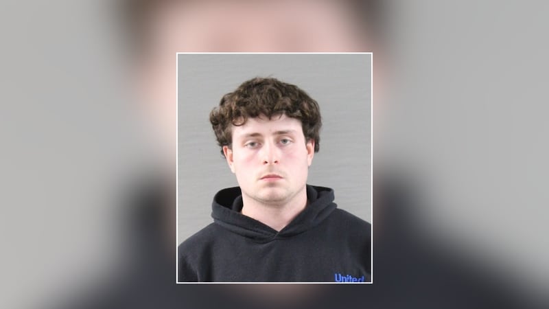 Kenneth Ray Pratt, de 22 años, está acusado de posesión de drogas y pornografía infantil tras...