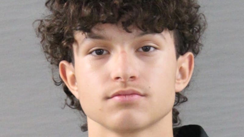 Ayden Sanning, de 17 años enfrenta tres cargos de indecencia infantil por supuestamente...