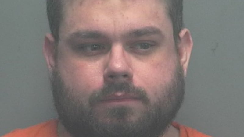 Una orden es por 18 cargos de posesión de pornografía infantil y la otra es por zoofilia.