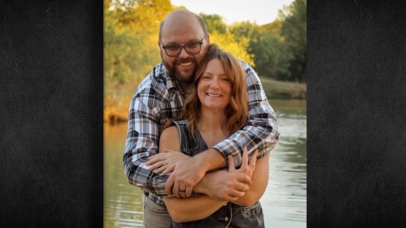 Zachary y Katherine Barton, ambos de 39 años, fallecieron en un accidente en el que se vieron...