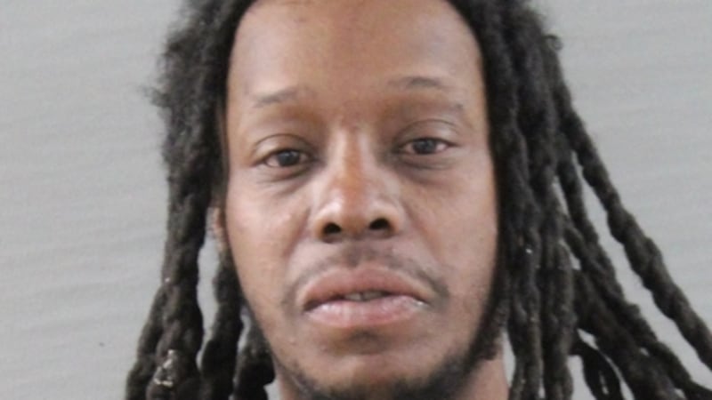 Freddie Dwayne Walker era buscado por violar su libertad condicional al resistirse y evadir su...