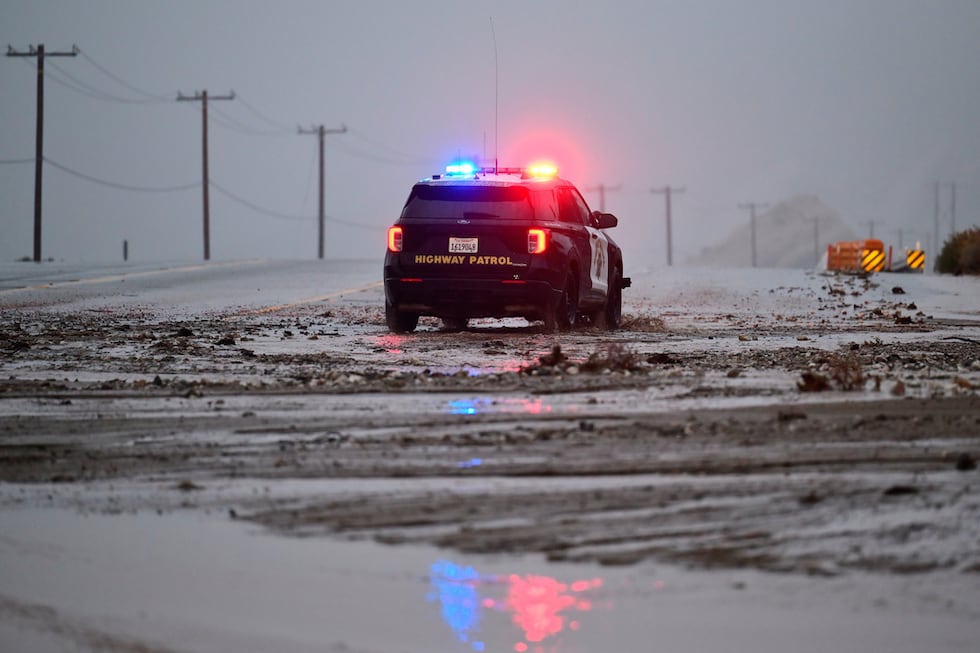 Un agente de la Patrulla de Carreteras de California conduce por la Ruta Estatal 138 de...