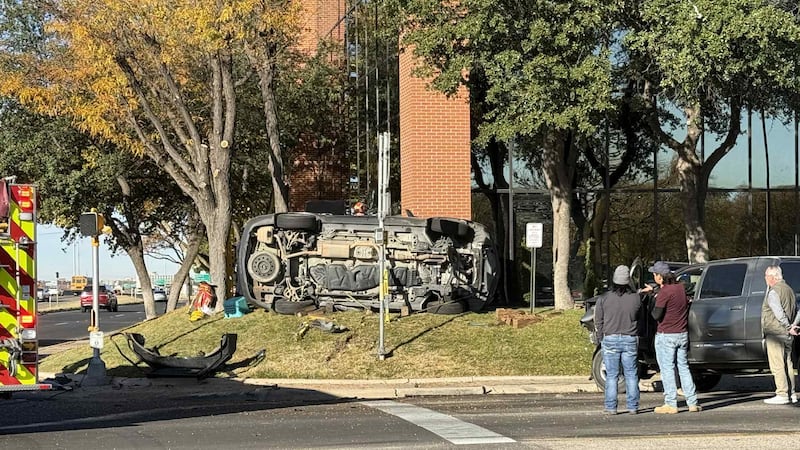 El Departamento de Bomberos de Amarillo informó que la mujer tuvo que ser rescatada de su...