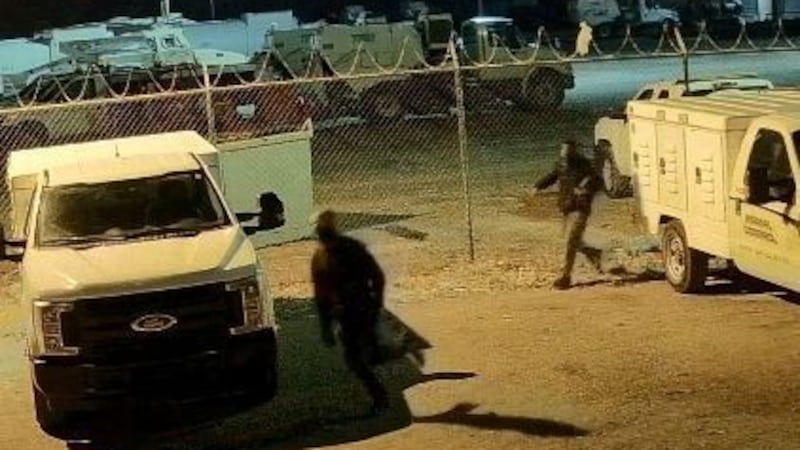 Se pide a cualquier persona que tenga información que se comunique con la policía de Clovis....