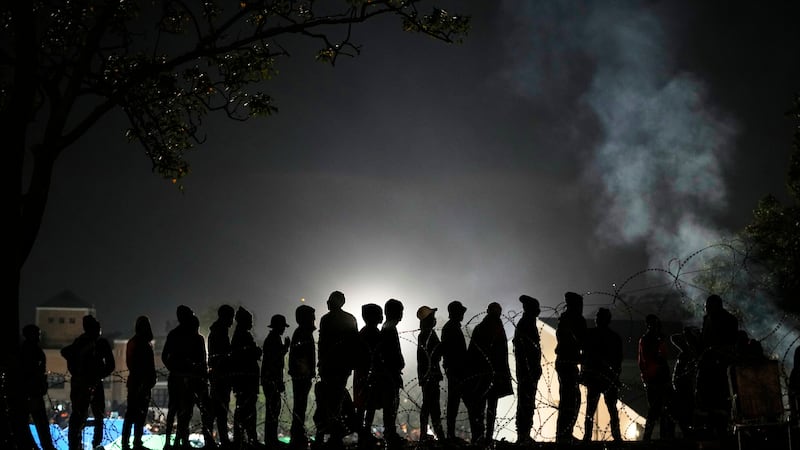 Migrantes hacen cola para su deportación a Malawi en un centro temporal, en Durban, Sudáfrica,...