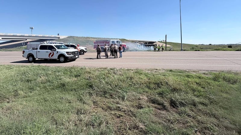 Los equipos están trabajando para extinguir un incendio después de que un camión chocó contra...