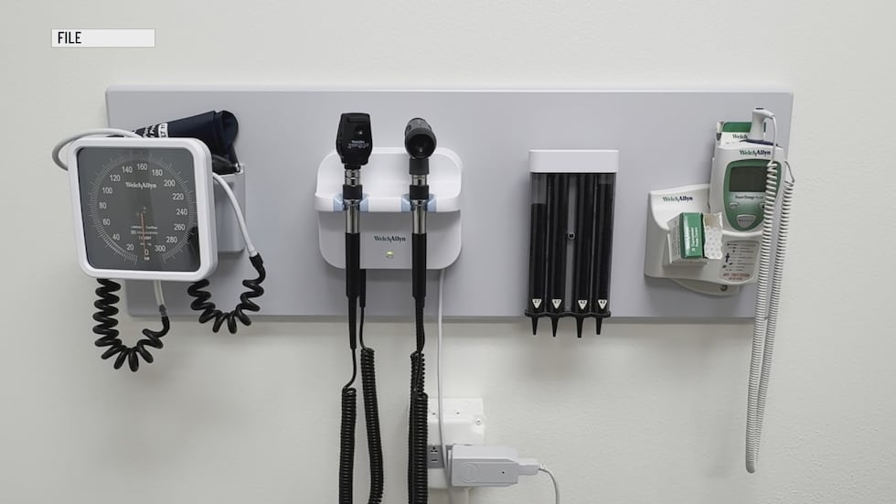 ARCHIVO -- Instrumentos para medir la presión arterial y para examinar a pacientes.