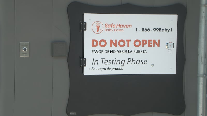 El Departamento de Bomberos de Amarillo instala una caja de refugio para bebés