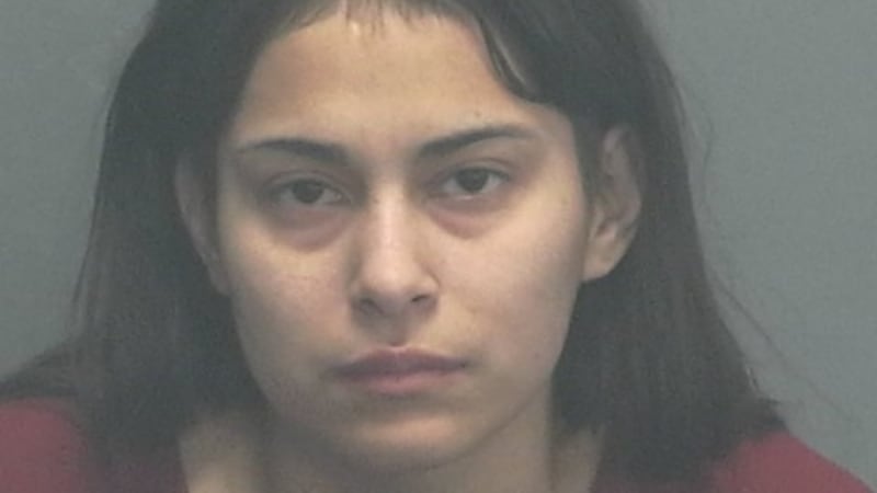 Mujer acusada de lastimar a un hombre después de huir de oficiales en Amarillo enfrenta cargo...