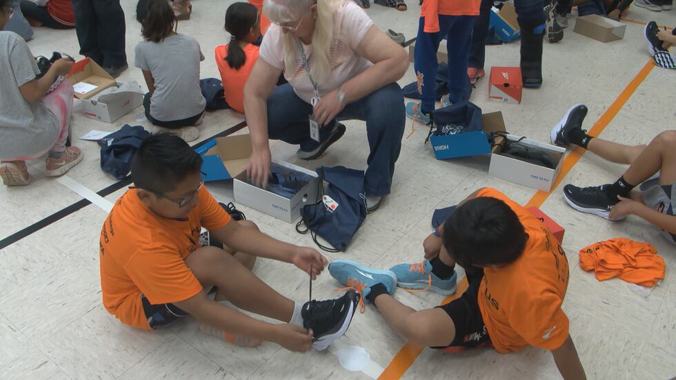 Estudiantes recibieron nuevo par de tenis para correr
