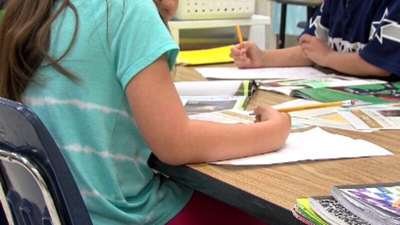 Byrd dice que cree que este proyecto de ley puede ayudar a abordar la escasez de maestros...