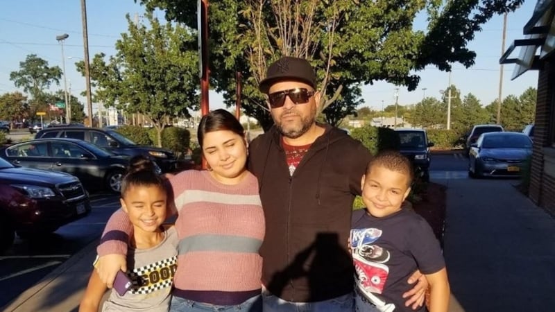 Esta foto sin fecha, proporcionada por Jeanette Pagan López, muestra a Geraldo Lunas Campos...