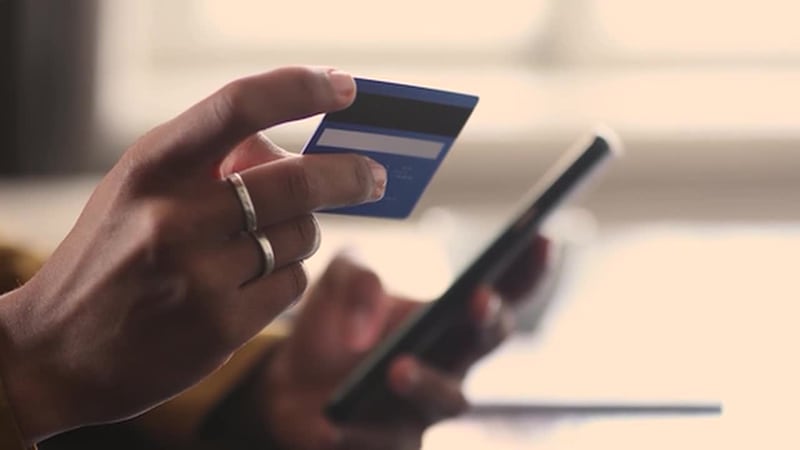 Trump saca a flote promesa de campaña: reducir tasa de interés de tarjetas de crédito al 10%...