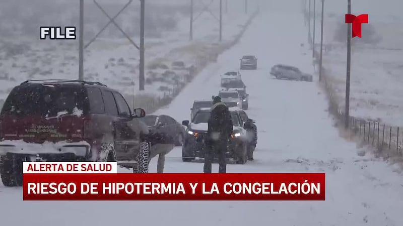 Médicos de Texas advierten sobre el riesgo de hipotermia y congelación ante los descensos de...