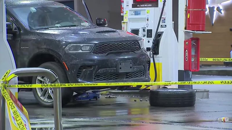 Cambiaba una llanta ponchada en una gasolinera cuando sujetos se acercaron a robarlo. Lo...