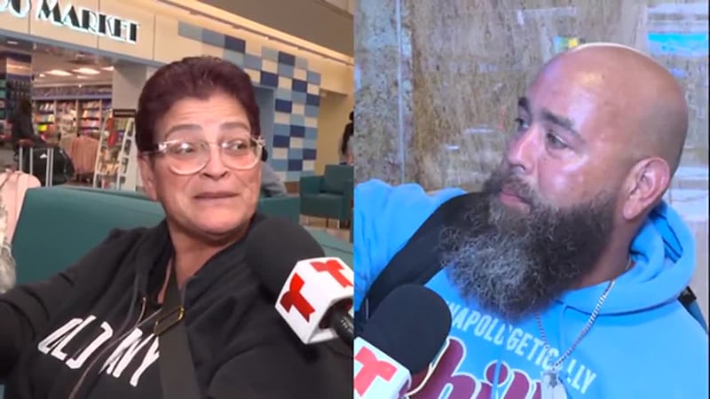 "Con miedo". Pese a ser ciudadanos, dos pasajeros hispanos reaccionan a la presencia de ICE en...