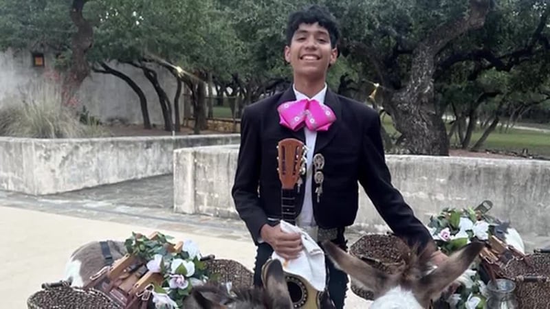 Agentes de ICE detuvieron a un joven mexicano de 20 años después de una presentación con su...