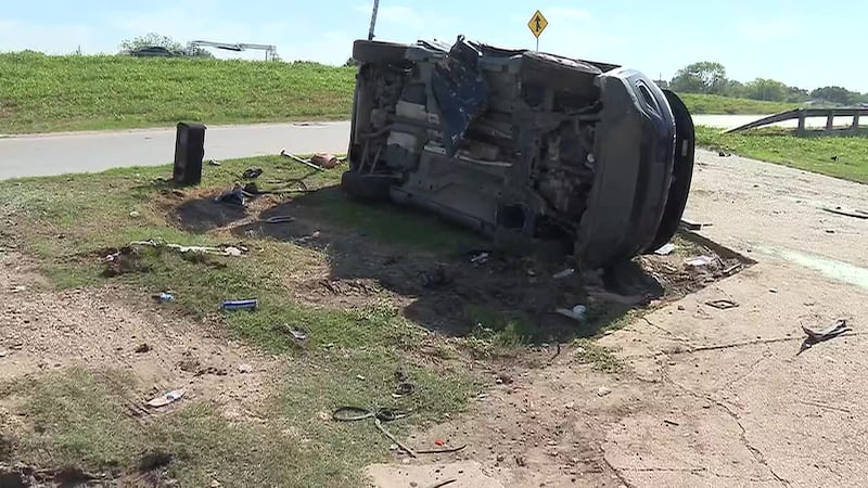 Captado en video el momento en que vehículo sale "volando del freeway" e impacta contra auto...